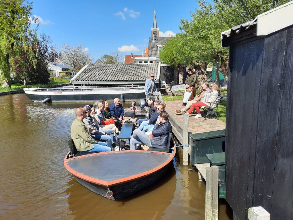 De Leeghwater arrangementen staan weer voor de deur! De drie samenwerkende monumenten uit Schermerhorn bieden komend seizoen twee prachtige vaartochten door de Eilandspolder aan inclusief een bezoek aan het Kleinste Huisje van Schermerhorn, De Grote Kerk én het vernieuwde Regthuysje.