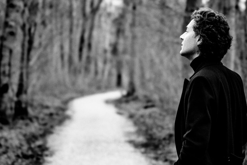 Bij het concert van Remco is ook kleinkunstkenner en schrijver Daan Bartels te gast. Afgelopen jaar bracht hij twee bijzondere biografische wandelgidsen uit: Het Amsterdam van Ramses Shaffy en Het Levenspad van Liesbeth List. De routes in deze boeken gaan langs de plekken waar Shaffy en List woonden en optraden, waarbij Bartels de levensverhalen van deze unieke artiesten vertelt. Zanger Remco brengt met met