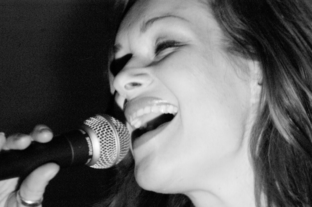 Kom op zaterdag 14 februari genieten van een romantisch Valentijn concert inclusief smaakvol 3 gangen diner in De Grote Kerk. Laat u verrassen door de veelzijdige zangeres Renate Houtman uit De Rijp die bekend staat om haar krachtige stem en emotionele diepgang met zowel bekende als onbekende love songs. Het arrangement bestaat uit het concert en een 3 gangen diner inclusief 2 consumpties.