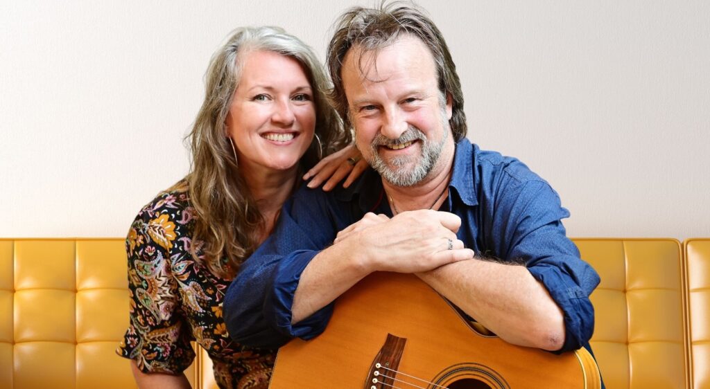 In hun nieuwe serie vertelconcerten duiken Botman & Van Vleuten in het fenomeen van de cirkel. TURN! TURN! TURN! bestaat uit veel eigen songs en aanstekelijke verhalen. Van inspirerend en ontroerend tot hilarisch en entertaining. Van de gewijde steencirkels uit de oudheid tot de vakantiestress op de rondweg van Parijs. Botman & Van Vleuten voeren je mee in een muzikale draaimolen van songs en verhalen.