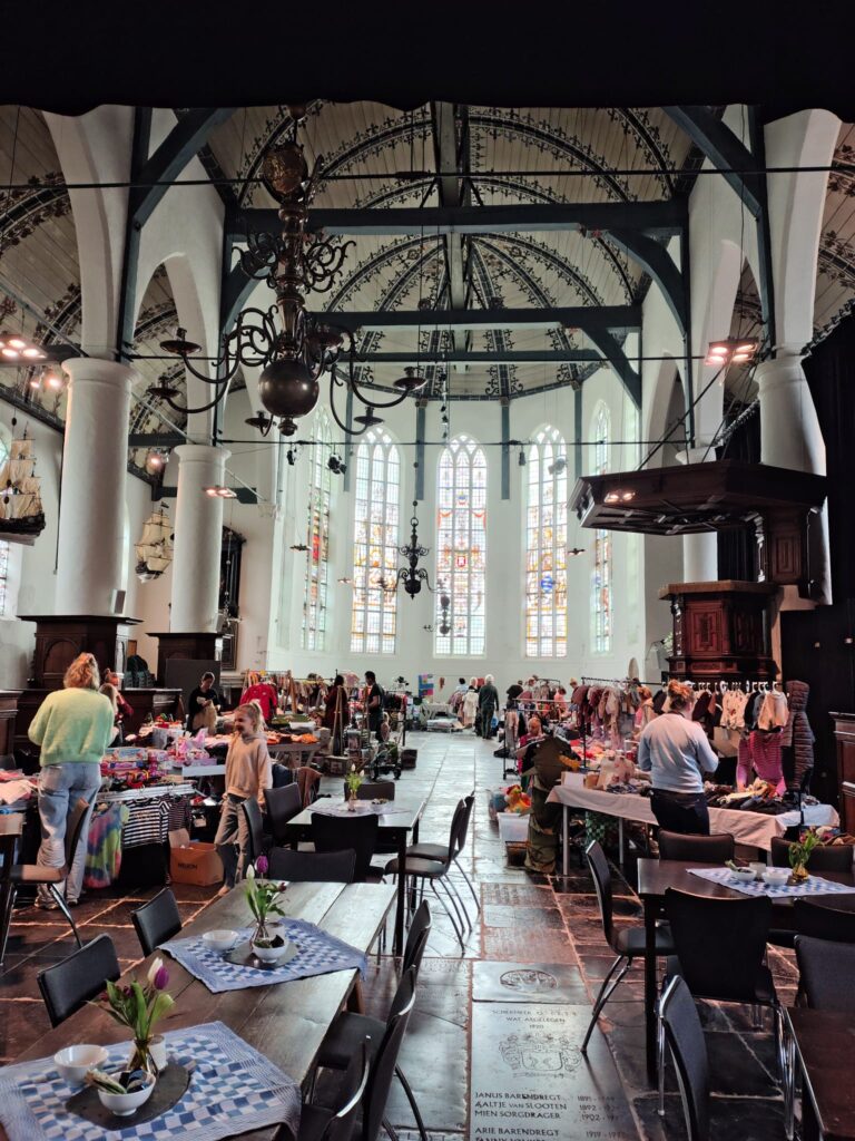 Op zondag 6 september organiseert de Grote Kerk in Schermerhorn tussen 10:30 - 13:30 uur de tweede editie van een gezellige tweedehands markt voor kinderkleding, speelgoed en kinder-benodigdheden. Gezellige horeca in de kerk: koffie, thee en iets lekkers. Parkeren kan op het terrein van de Mijze Sporthal (duidelijk aangegeven met borden) en de toegang is gratis. Heeft u zelf leuke spullen om te verkopen kunt u zich aanmelden via kerkmarkt.schermerhorn@gmail.com. Kom gezellig langs, samen geven we kinderspullen een tweede leven!